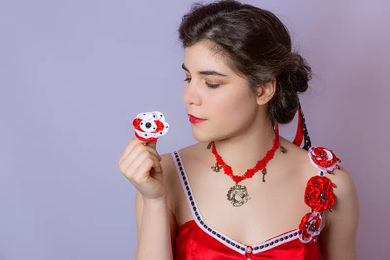 Caraco rouge made in France Alice au Pays des Merveilles Peignons ces roses en rouge – Image 2