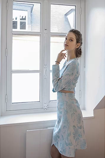 Robe portefeuille Made in France en brocart bleu ciel et turquoise Andrea – Image 2